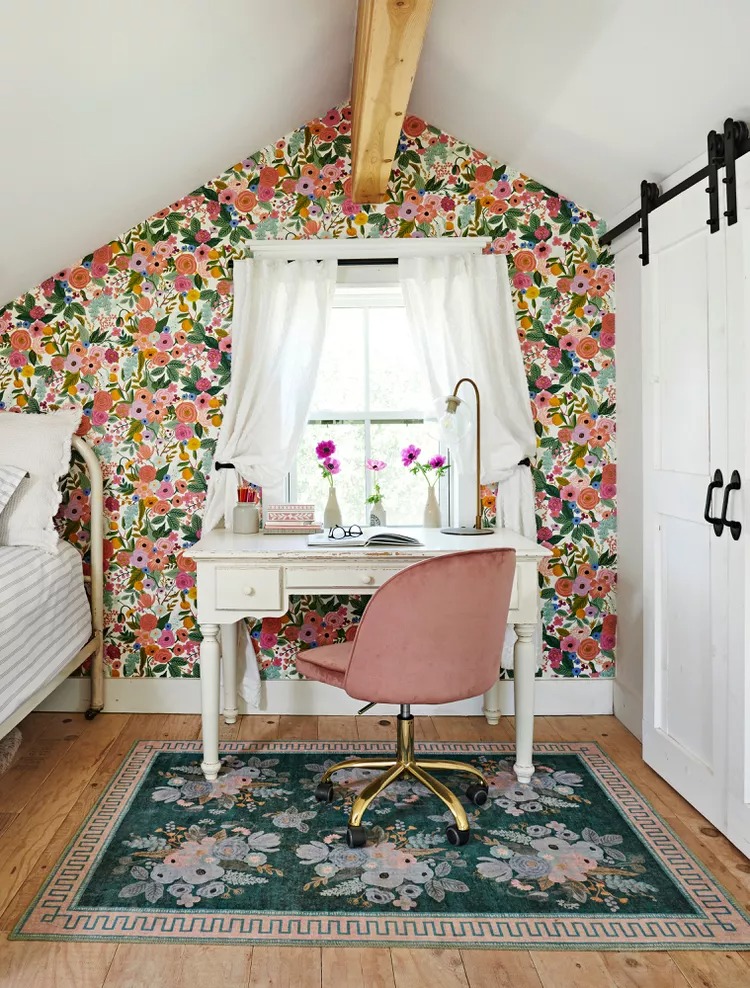 Feature-wall-with-wallpaper
