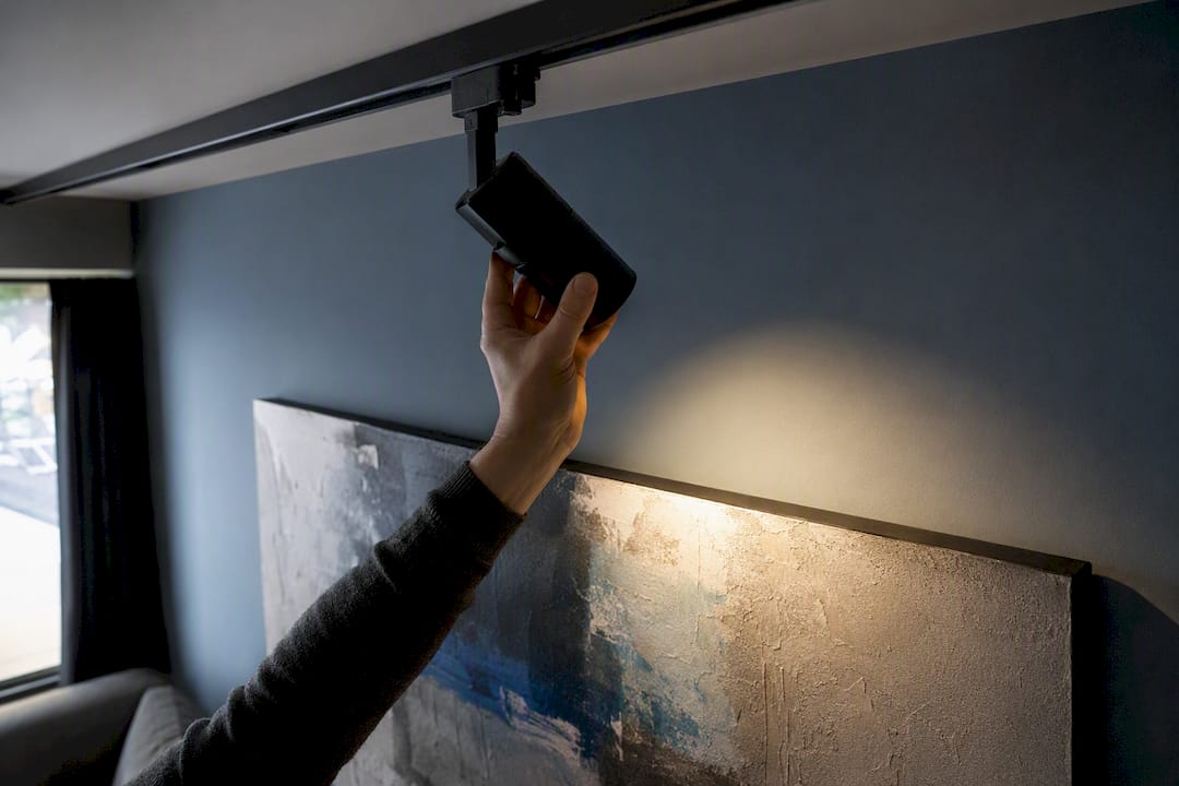 Hand adjusting art light beam angle